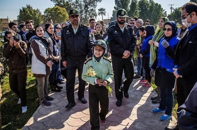 یزدفردا : پلیس کودک سرطانی را به آروزی پلیس شدن رساند یزدفردا : پلیس کودک سرطانی را به آروزی پلیس شدن رساند