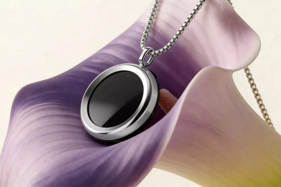 این گردن‌آویز هوشمند میزان قرارگیری شما زیر نور خورشید را اندازه‌گیری می‌کند