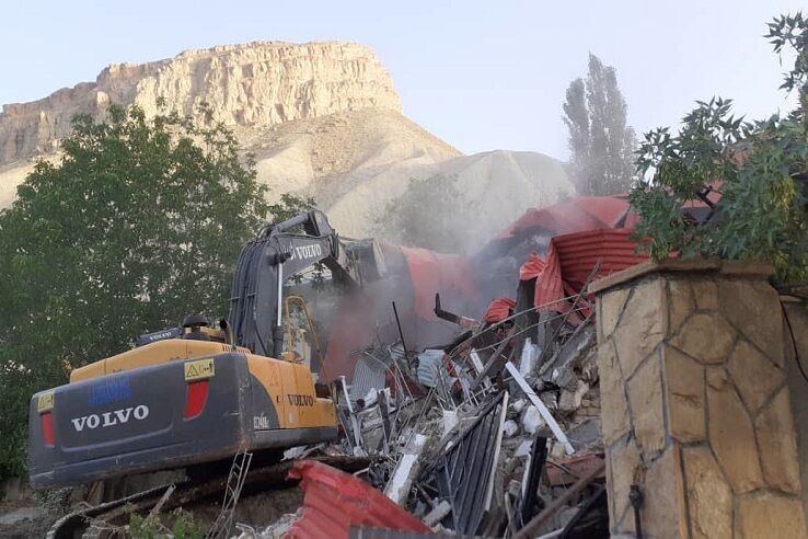 قلع و قمع ۴۰ ویلای غیرمجاز در مهریز