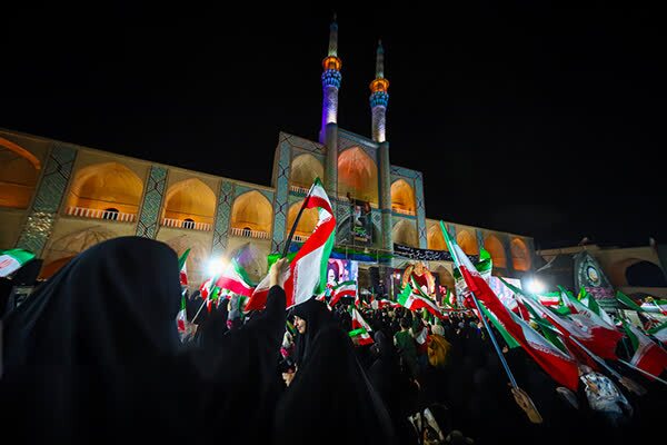 حضور حماسی مردم دارالعباده یزد و همراهی با رزمندگان اسلام شایسته قدردانیست